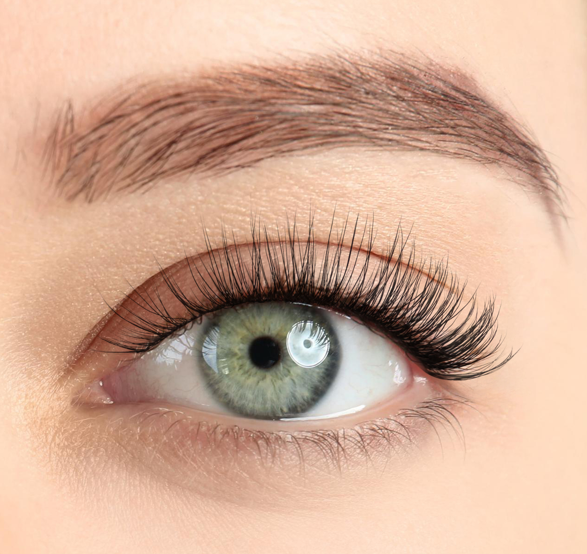 FIRST CRUSH DIY Lashes am Auge getragen Soft Glam Cat Eye Look